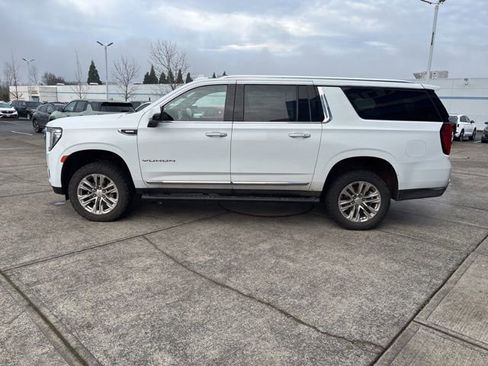 Used 2023 GMC Yukon XL SLT w/ SLT Luxury Package image 5