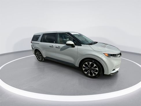 Used 2024 Kia Carnival EX image 2