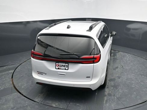 Used 2023 Chrysler Pacifica Touring-L w/ S Appearance Package image 45