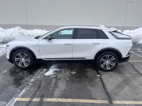 Used 2025 Cadillac Lyriq Luxury image 3