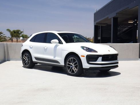 Certified 2025 Porsche Macan AWD/4WD image 7