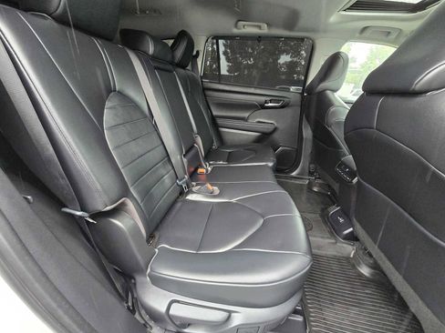 Used 2023 Toyota Highlander XLE FWD image 12