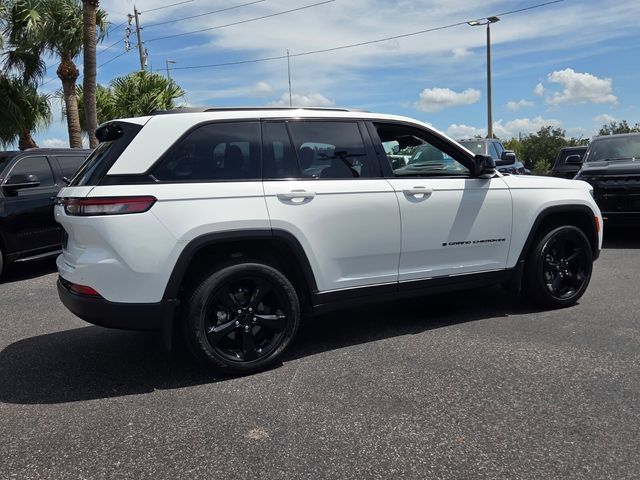 Used 2025 Jeep Grand Cherokee Altitude AWD/4WD image 7