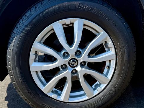 Used 2017 Nissan Rogue SV image 6