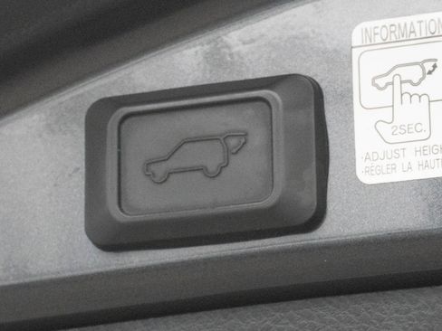 Used 2018 Toyota RAV4 Limited image 38