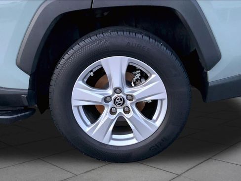 Used 2020 Toyota RAV4 XLE w/ Convenience Package FWD image 11