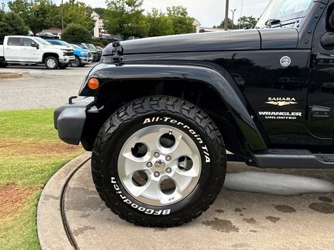Used 2015 Jeep Wrangler Unlimited Sahara w/ Connectivity Group AWD/4WD image 12