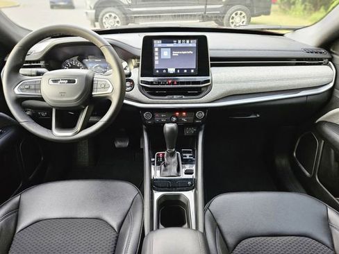 Used 2025 Jeep Compass Latitude AWD/4WD image 15