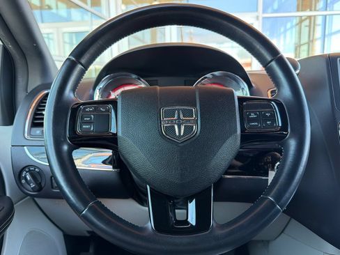 Used 2019 Dodge Grand Caravan SXT FWD image 24