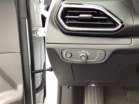 Used 2022 Chevrolet Bolt EUV LT w/ Driver Confidence Package image 20