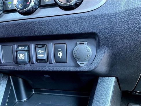 Used 2018 Toyota Tacoma TRD Sport AWD/4WD image 33