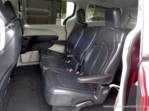 Used 2018 Chrysler Pacifica Touring-L FWD image 15