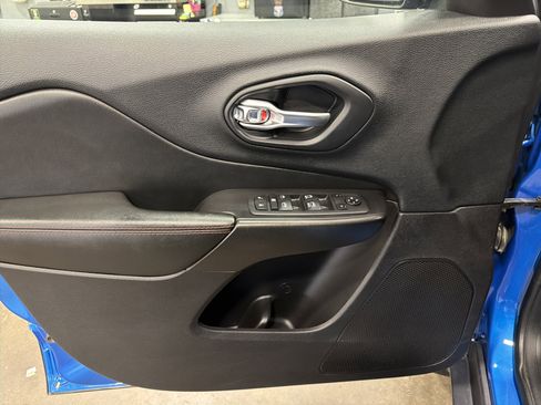 Used 2020 Jeep Cherokee Trailhawk w/ Comfort & Convenience Group image 16