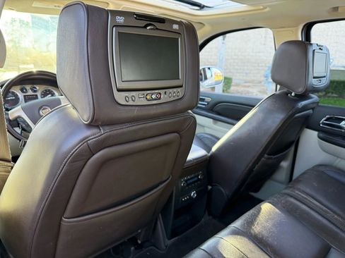 Used 2013 Cadillac Escalade Platinum image 24