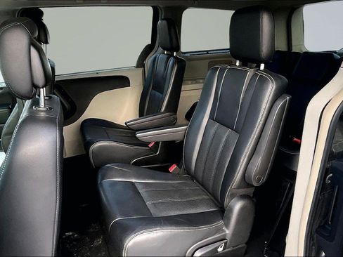 Used 2015 Chrysler Town & Country Touring-L w/ Driver Convenience Group image 17