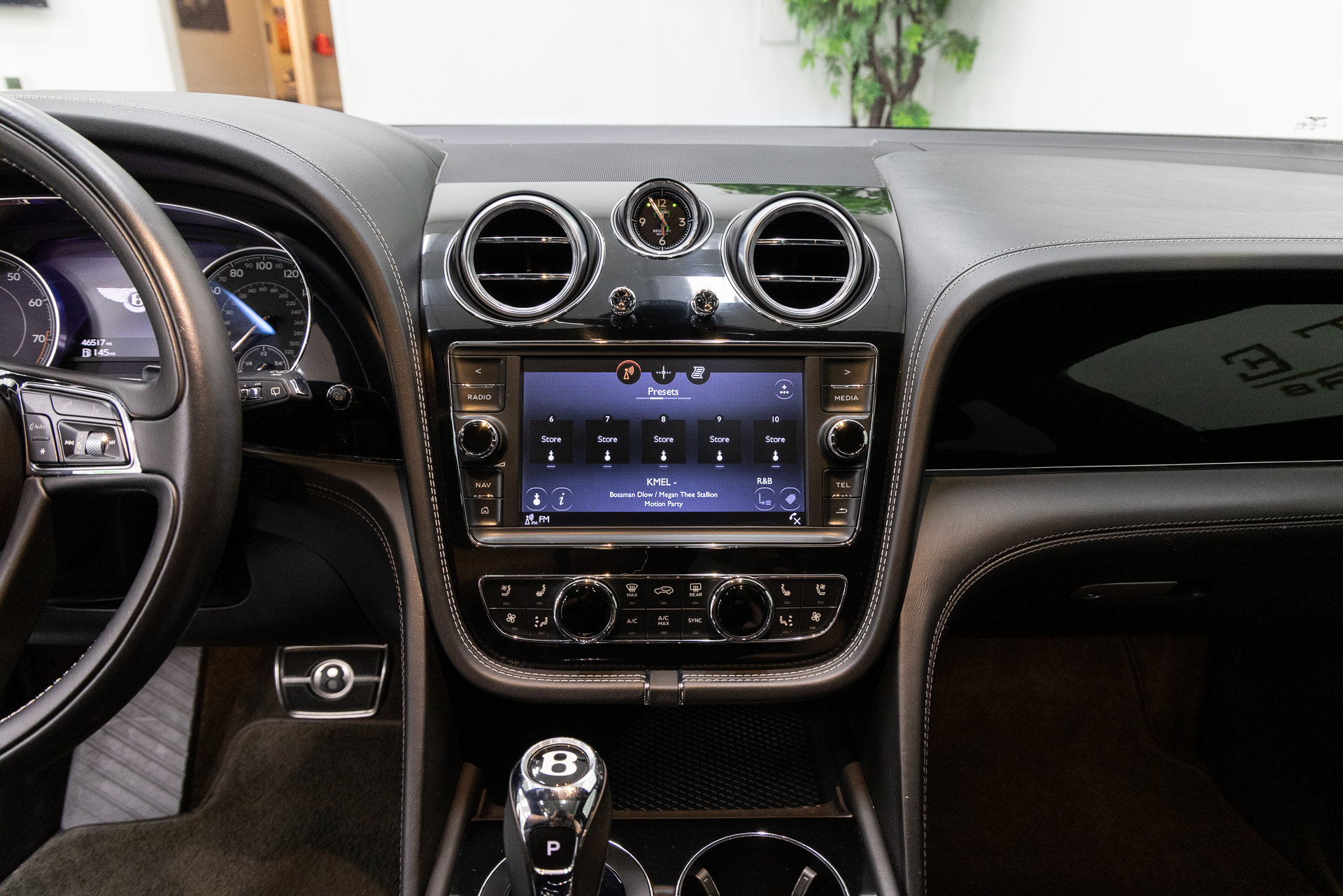 Used 2019 Bentley Bentayga AWD/4WD image 18