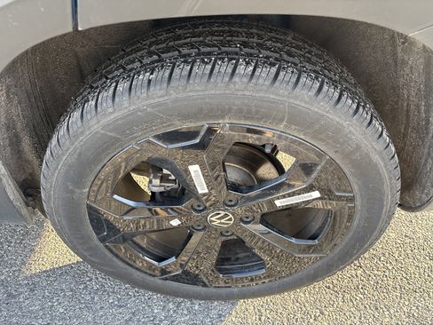 Certified 2025 Volkswagen Taos SE image 14