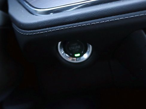 Used 2025 Chevrolet Suburban Z71 image 25