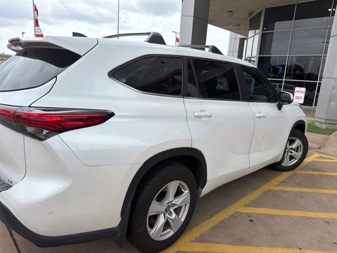 Used 2023 Toyota Highlander LE FWD image 2