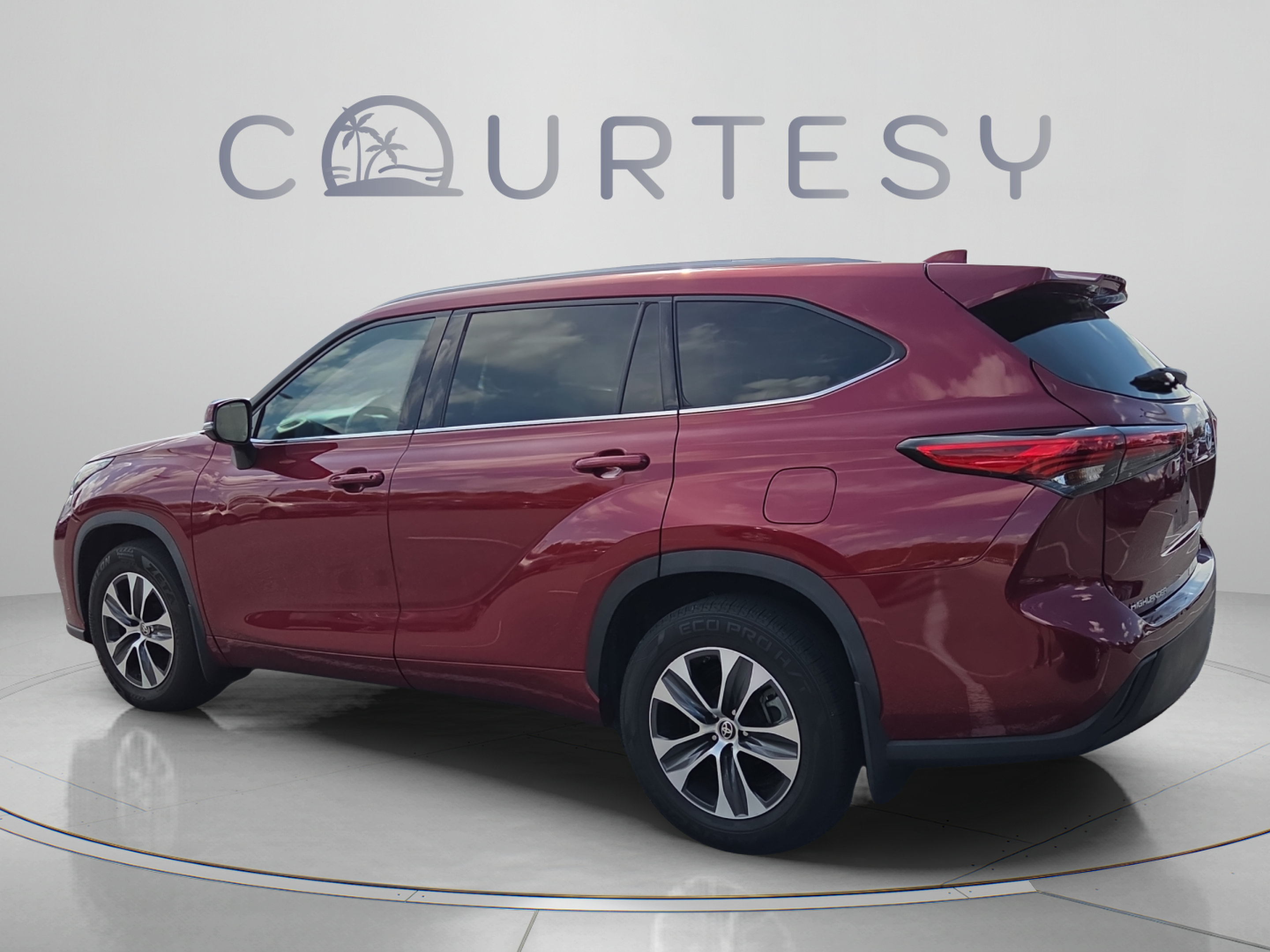 Used 2020 Toyota Highlander XLE AWD/4WD image 3