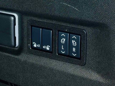 Used 2025 Chevrolet Suburban Premier AWD/4WD image 9