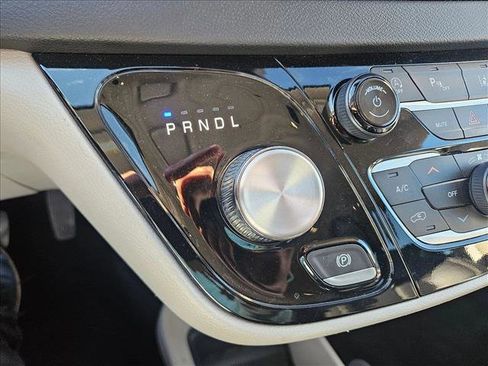 Used 2024 Chrysler Pacifica Touring-L image 20