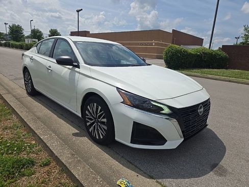 Used 2025 Nissan Altima 2.5 SV FWD image 2