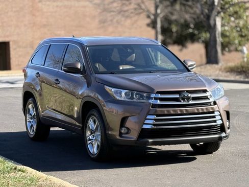 Used 2017 Toyota Highlander FWD V6 image 3