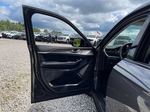 Used 2023 Jeep Grand Cherokee L Limited AWD/4WD image 25