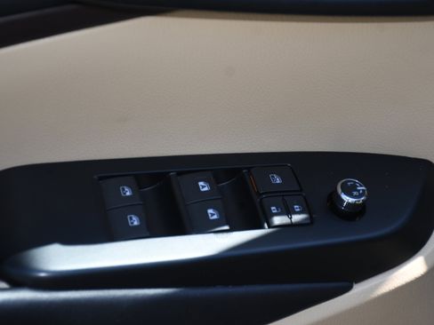 Used 2019 Toyota Highlander XLE FWD image 11