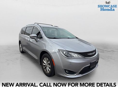 Used 2018 Chrysler Pacifica Touring-L image 6