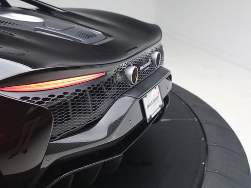 Used 2024 McLaren Artura RWD image 40
