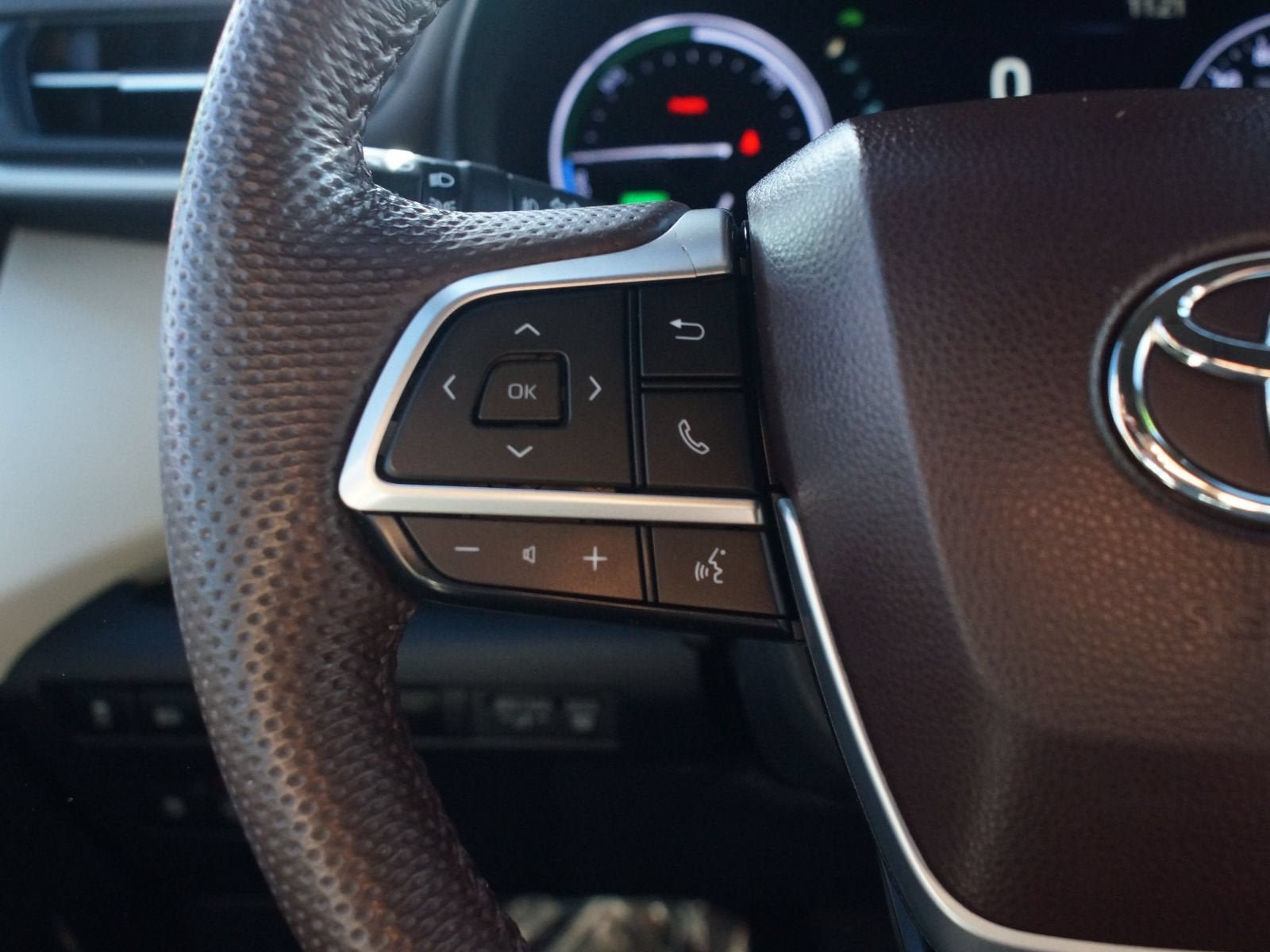 Used 2023 Toyota Sienna Platinum FWD image 11
