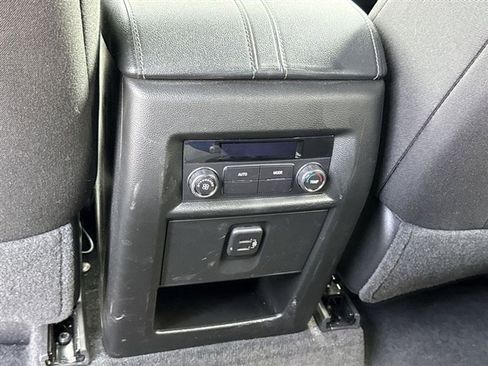 Used 2024 Chevrolet Traverse LT FWD image 24