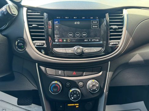 Used 2020 Chevrolet Trax LT w/ LT Convenience Package AWD/4WD image 24