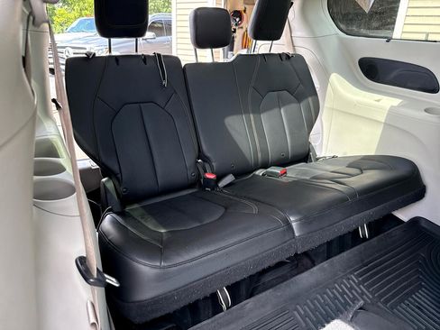 Used 2018 Chrysler Pacifica Touring-L Plus w/ Tire & Wheel Group image 30