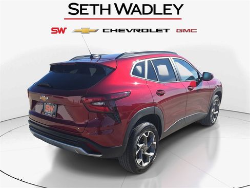 Used 2025 Chevrolet Trax LT w/ LT Convenience Package image 7