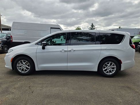 New 2026 Chrysler Pacifica Select image 4