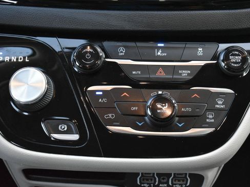 Used 2022 Chrysler Pacifica Touring-L FWD image 22