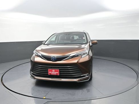 Certified 2022 Toyota Sienna XLE w/ XLE Plus Package AWD/4WD image 39