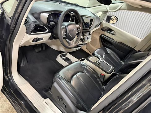 Used 2023 Chrysler Pacifica Touring-L FWD image 46