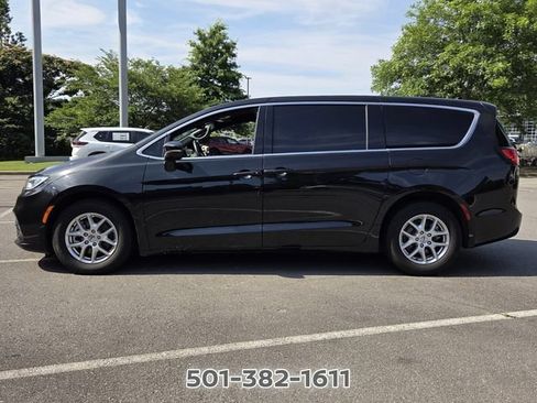 Used 2023 Chrysler Pacifica Touring FWD image 2