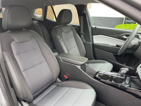 Used 2025 Chevrolet Trax LT image 35