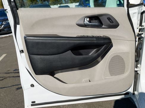 Used 2021 Chrysler Pacifica Touring-L image 13