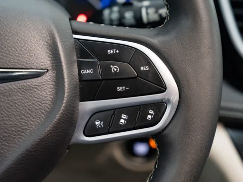 Used 2023 Chrysler Pacifica Limited FWD image 16