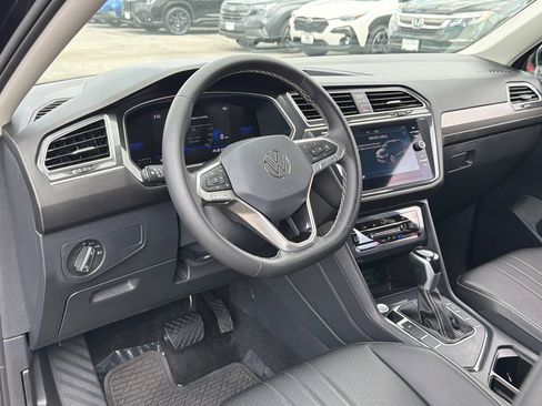 Certified 2023 Volkswagen Tiguan SE FWD image 32