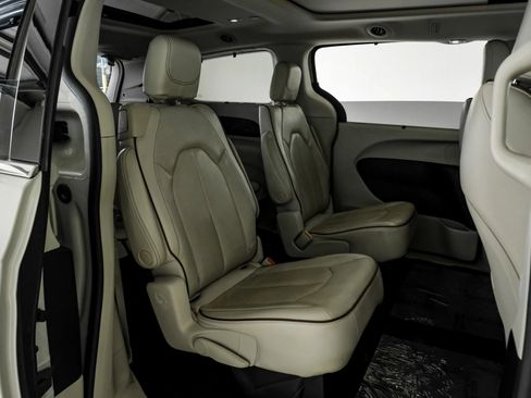 Used 2020 Chrysler Pacifica Limited w/ Advanced Safetytec Group FWD image 30