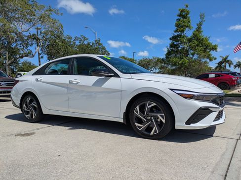 Used 2025 Hyundai Elantra Sport FWD image 19
