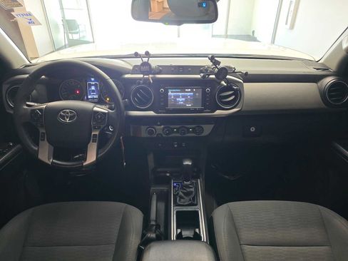 Used 2018 Toyota Tacoma SR5 AWD/4WD image 10