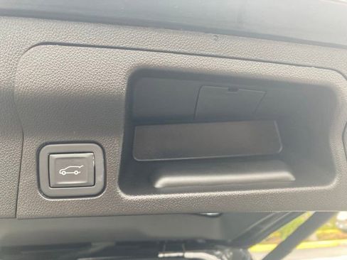 Used 2023 GMC Acadia SLT AWD/4WD image 10